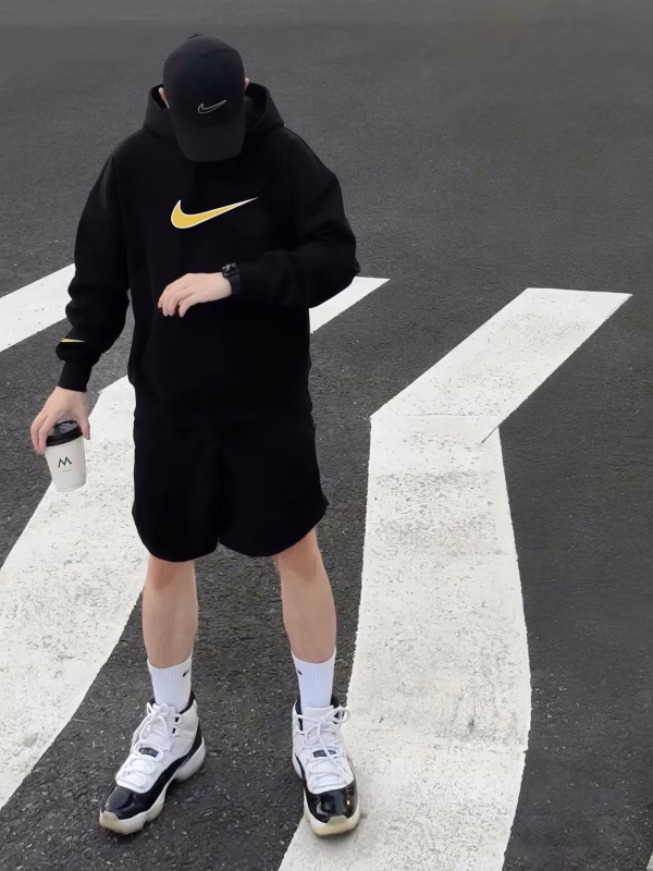 ao-hoodie-nike-swoosh-gold